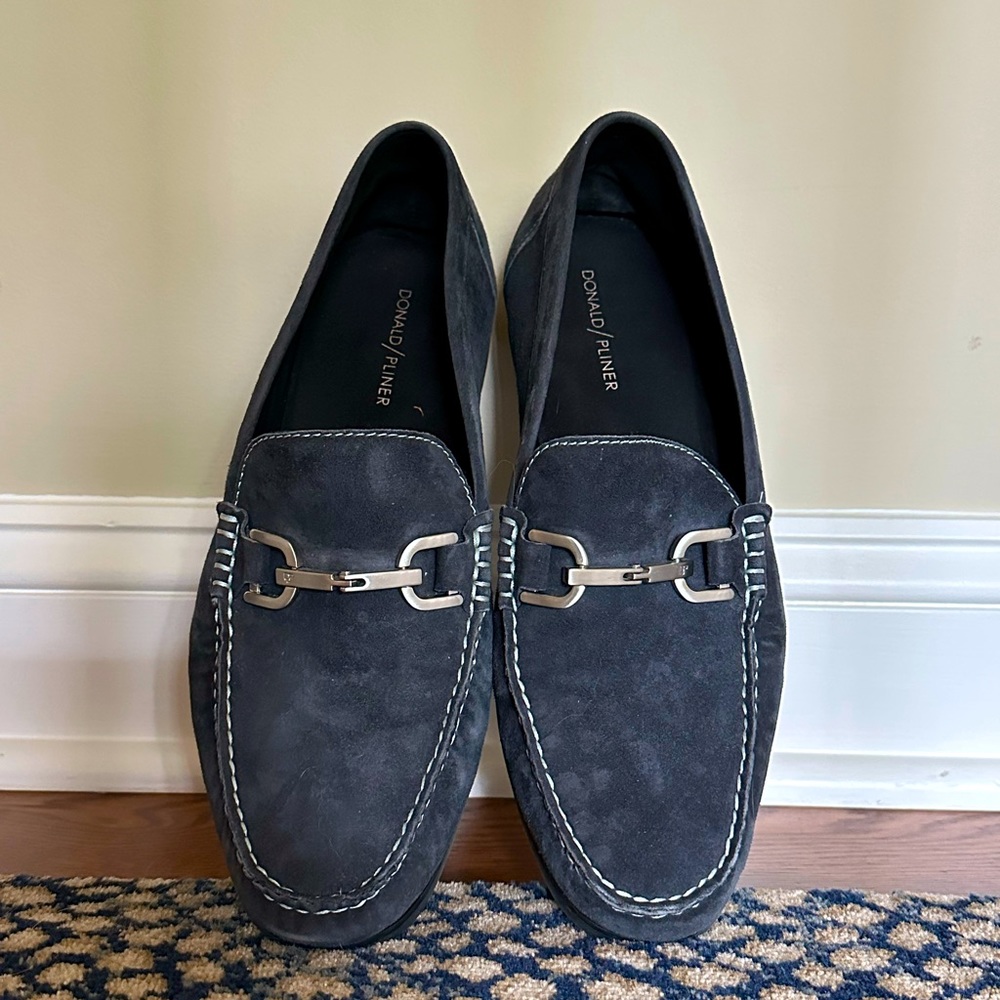 Donald Pliner Loafer Shoe (size 10)